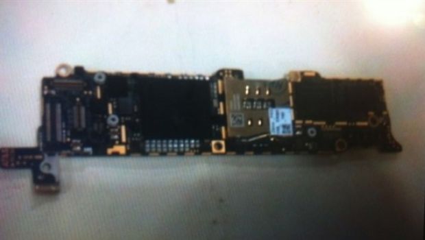 Le foto (sfocate) della scheda logica di iPhone 5