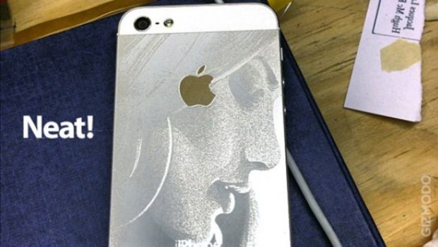 I graffi su iPhone 5 frenano la produzione ma non l'arte
