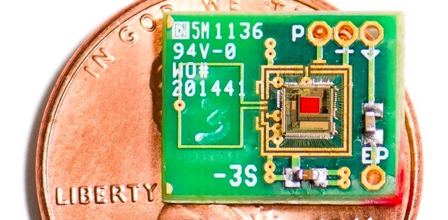 Dal MIT un chip alimentato dall'orecchio