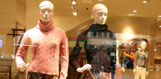 Manichini bionici spiano i clienti nei negozi