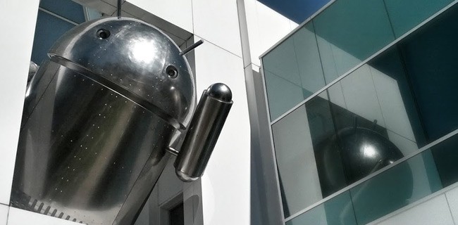 Una statua di Android cromata al campus Google