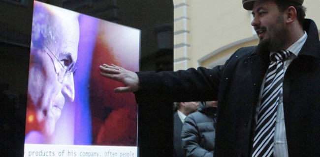 Un iPhone monumentale per ricordare Steve Jobs