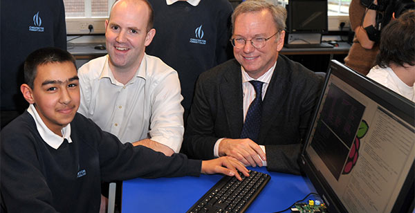 Eric Schmidt con gli studenti di un istituto a Cambridge che hanno ricevuto Raspberry Pi.