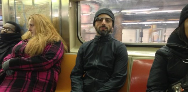 Sergey Brin, con i Google Glass, in metropolitana