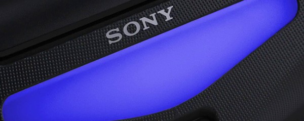PS4: la barra luminosa presente sul retro del DualShock 4 servirà per comunicare con PlayStation Eye PS4: la barra luminosa presente sul retro del DualShock 4 servirà per comunicare con PlayStation Eye