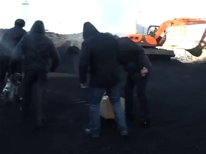 Bulldozer della polizia russa schiaccia e distrugge 127 iPhone falsi