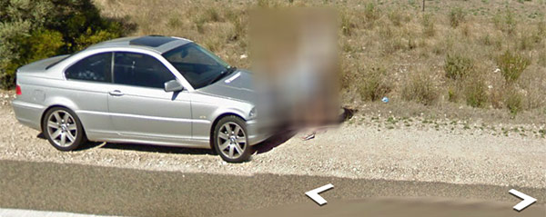 Le immagini della coppia fotografata salla Google Car in atteggiamenti intimi (Street View)