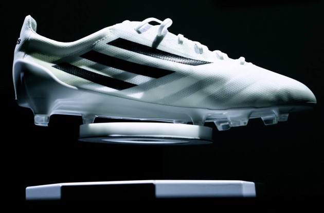 Le futuristiche scarpe Adidas da 99 grammi con sensore integrato.