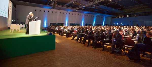 Il Presidente di NetComm, Roberto Liscia, apre i lavori all'e-Commerce forum a Milano.