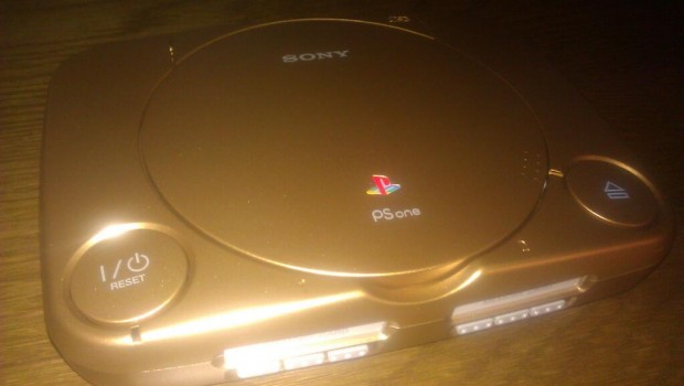 Sony invita il creatore di Minecraft alla conferenza E3 regalandogli una PSone dorata