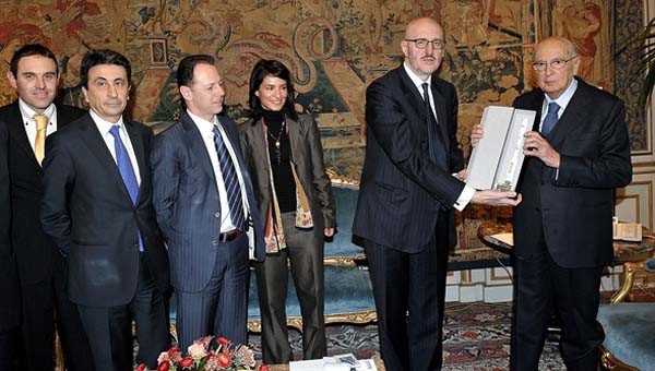 29 febbraioi 2012: Il Presidente Napolitano premia Francesco Caio in qualità di Amministratotre delegato di Avio, per illustrare il progetto della missione spaziale Vega.