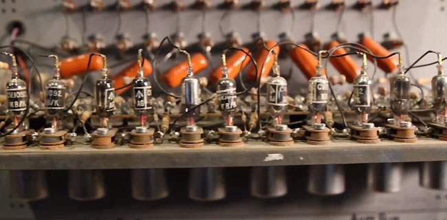 Manchester Baby compie 65 anni