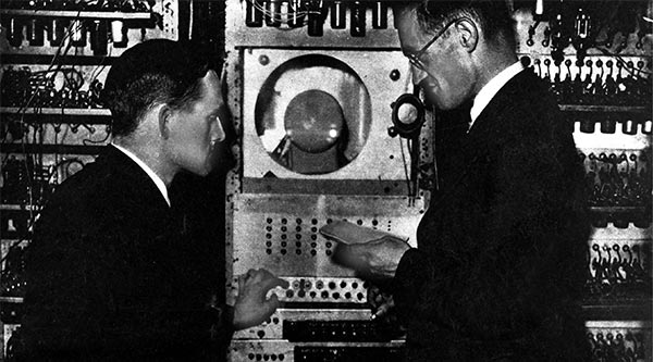 Tom Kilburn (sinistra) e Tom Kilburn (destra) al lavoro su Baby