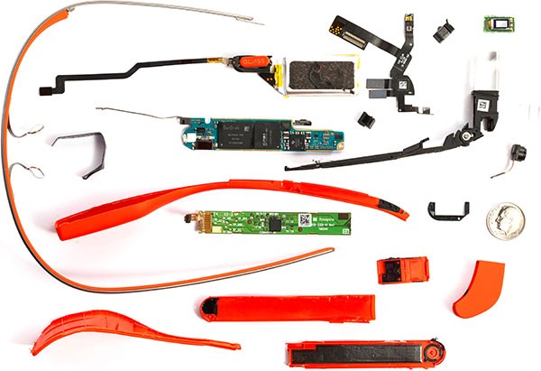 Tutte le componenti integrate negli occhiali per la realtà aumentata Google Glass, smontate pezzo per pezzo (Catwig)
