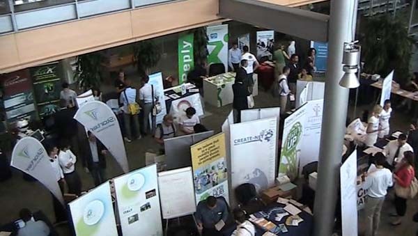 Gli stand presenti nell'atrio basso della sede del quotidiano finanziario milanese. Per accoglierle tutte e 200 sono stati utilizzati anche altri piani e due altri edifici.