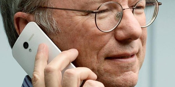 Eric Schmid immortalato mentre utilizza lo smartphone Moto X