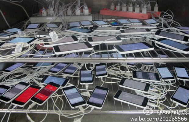 iPhone 5C fotografati da una dipendente di Pegatron