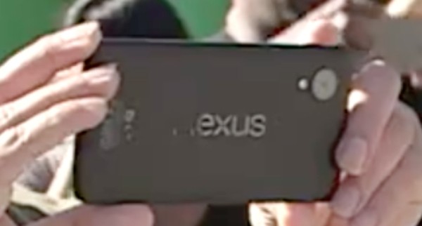 Il nuovo Nexus 5 leaked, con logo LG e grande obiettivo
