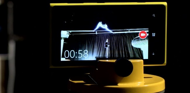 Nokia ricarica il Lumia 925 con i fulmini