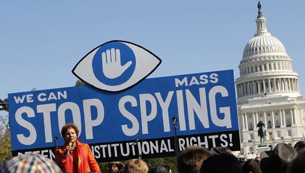 Laura Murphy, dell'American Civil Liberties Union, parla durante la manifestazione al Campidoglio per chiedere una indagine sul programma di sorveglianza della NSA.