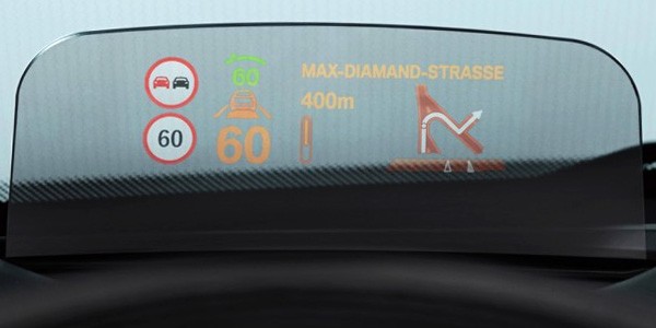 Il dispositivo HUD installato sulla MINI Cooper 2014, con informazioni utili per il conducente