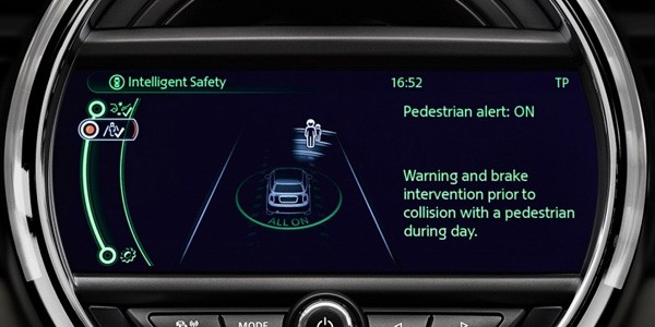 MINI Cooper 2014 sarà in grado di individuare la presenza di pedoni sulla carreggiata