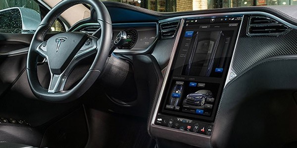 L'abitacolo dell'auto elettrica Tesla Model S