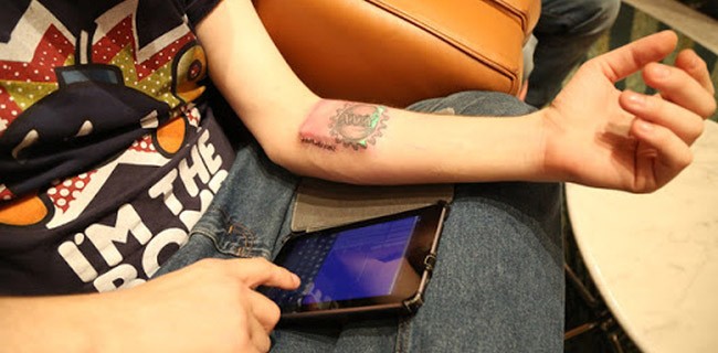 Biohacker impianta un sensore nel suo braccio