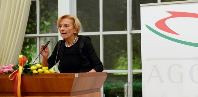 Emma Bonino, una spallata all'AGCOM