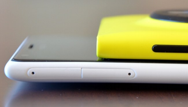 Sportelli laterali per Nano SIM e Micro SD