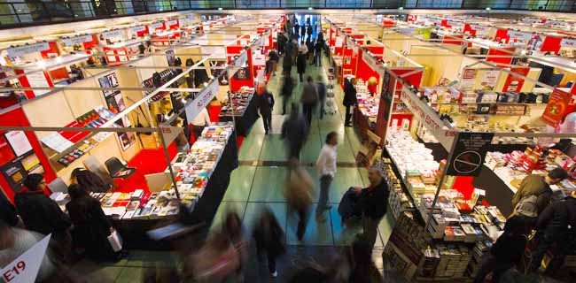 Il mercato dei libri perde quota, tranne l'online