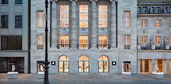 Ladri sfondano in auto l'Apple Store di Berlino