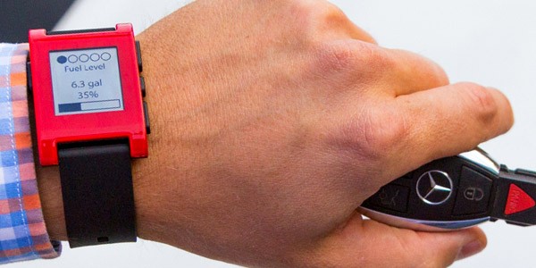 Tra le altre funzionalità, lo smartwatch di Mercedes permette di controllare il livello di autonomia della vettura