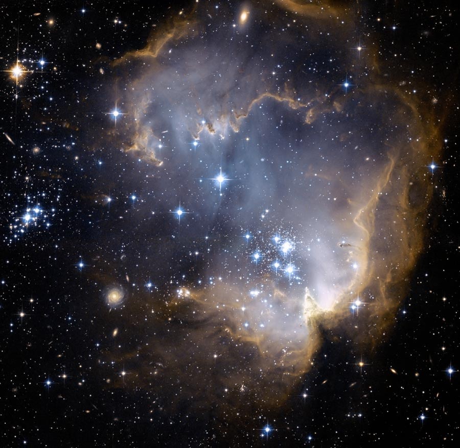 La foto dell'ammasso stellare NGC 602 scattata dal telescopio Hubble.