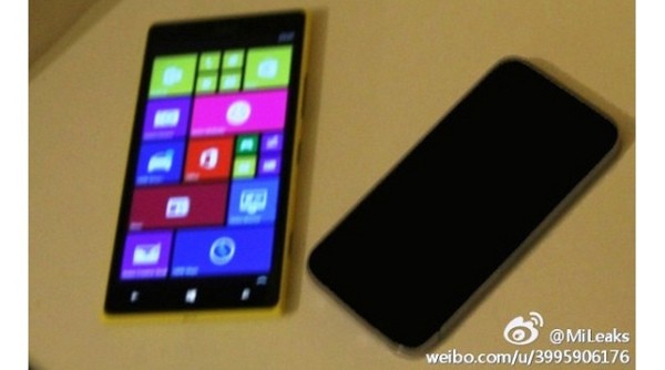 Il presunto Nokia Lumia 1520 mini insieme a un iPhone di Apple