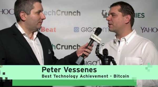 Peter Vessenes, presidente della Fondazione Bitcoin, ha ritirato il premio TechCrunch per la migliore tecnologia del 2013.