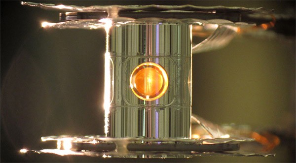 La capsula contenente gli isotopi di deuterio e trizio