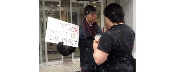 Ai primi di febbraio, un australiano è volato fino a Tokio per protestare contro la scarsa trasparenza a suo dire di MTGOX. Con un cartello con recante la scritta "dove sono i nostri Bitcoin?" si è parato davanti a Mark Karpeles, il 28enne CEO della piattaforma (di spalle nella foto). Tutta la vicenda è poi stata raccontata su Reddit.