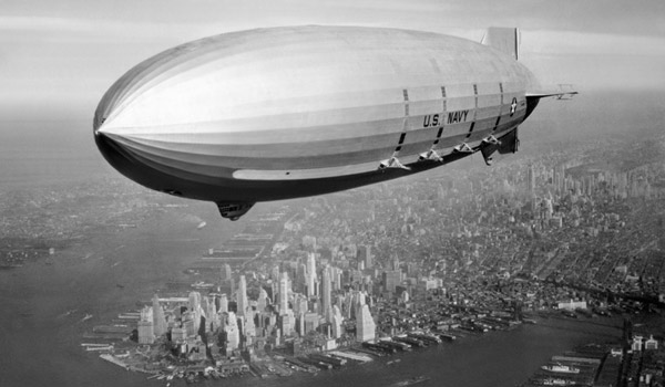 Il dirigibile USS Macon in volo su Manhattan nel 1933