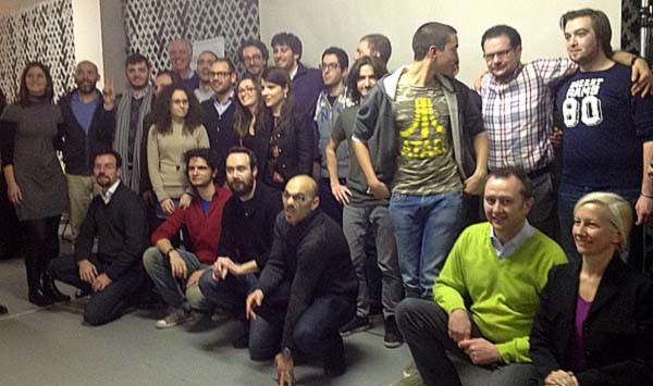 Foto di gruppo dei vincitori della terza edizione di Startup Weekend a Milano. Col maglione verde, si riconosce Francesco Mantegazzini, uno dei giudici della giornata: startupper a sua volta e organizzatore per il Sole24Ore della Fiera delle startup.