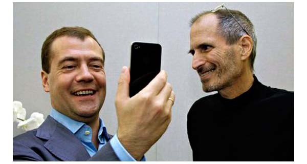 23 giugno 2010, Cupetino: Dimitri Medvedev accetta di buon grado il dono di Steve Jobs, un iPhone tutto nuovo. Il primo tweet dell'allora presidente russo è stato postato quel giorno. In soli tre anni e mezzo, con la presidenza Putin, si è arrivati al boicottaggio dei tablet Apple.