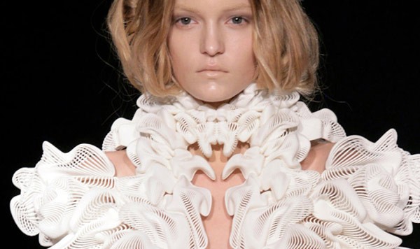 Uno degli abiti realizzati dalla stilista Iris van Herpen con le stampanti 3D