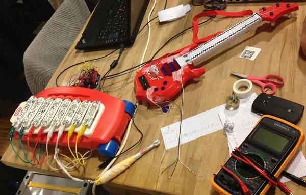 Un desk durante la maratona di codemotion non è certamente molto ordinata. Ma l'inventiva insieme al limite delle 12 ore produce oggetti strabilianti e singolari, come questi strumenti musicali connessi alla Rete e riprogrammati con scopi educativi.