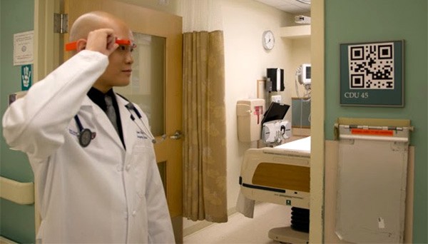 Google Glass utilizzato dai medici del pronto soccorso per consultare in modo rapido informazioni sui pazienti, tramite scansione dei codici QR