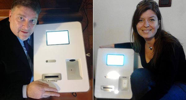 Luca Dordolo (sinistra), sta investendo in un progetto sui Bitcoin che comprende anche la distribuzione di ATM che convertono denaro in crittomoneta in 15 secondi. A destra, Marta, una bitcoiner triestina che ha voluto utilizzare per prima questo distributore.