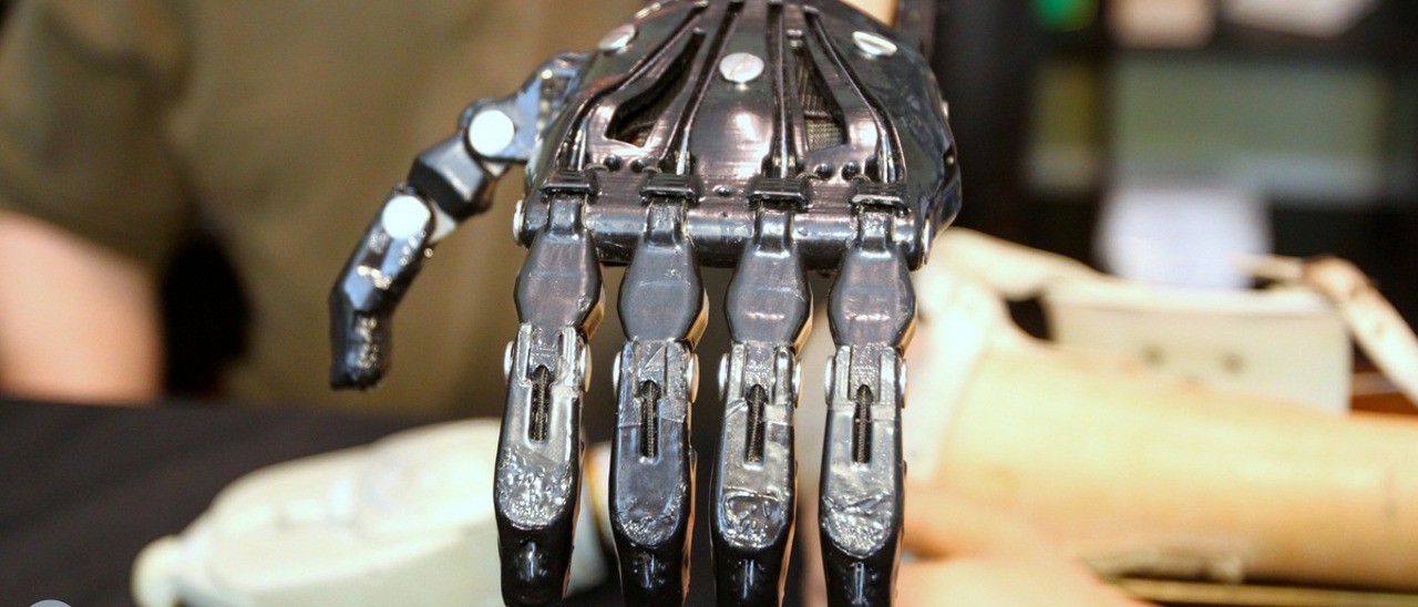 La protesi di una mano da 50$ con una stampante 3D