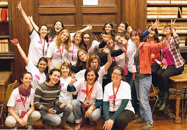 Foto di gruppo delle partecipanti al Pink Hackathon di Roma, parte della tre giorni organizzata da Microsoft Italia.