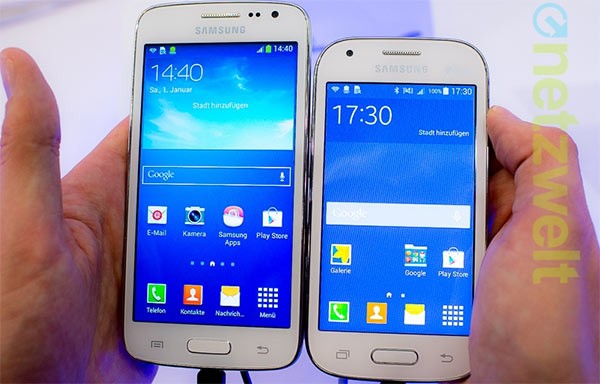 Il nuovo Samsung Galaxy Ace Style (a destra) a fianco del modello Galaxy Nucleo (a sinistra)