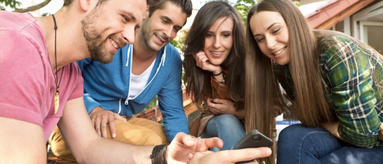 Il cellulare alle famiglie costa 607€ all'anno