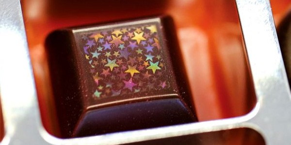Uno dei cioccolatini con ologramma in superficie creati da Morphotonix